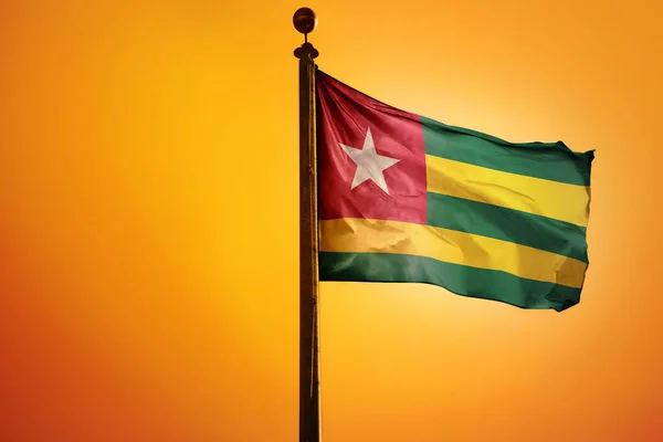 Togo Bayrağının Turuncu Arka Planda Rüzgarda Dalgalanan Boyutlu Görüntüsü — Stok fotoğraf