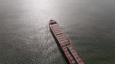 Yüzen gemi gövdesiyle denizin etrafında havadan yavaş bir hareket.