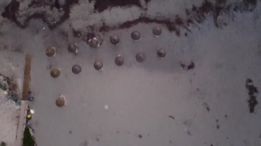 İspanya 'da Mallorca sahillerinde denize ve kayalık kıyılara şemsiye sehpaları taşıyan bir hava aracı görüntüsü.