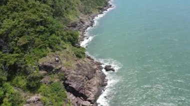 Queensland, Avustralya 'da okyanusla çevrili Port Douglas sahil kasabasının hava görüntüleri.
