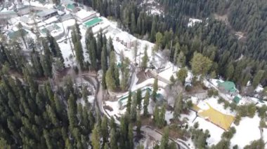 Kışın yüksek çayırlarla çevrili binaların güzel drone görüntüsü..