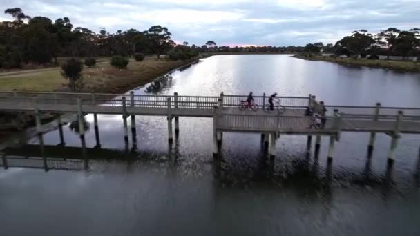 Eine Luftaufnahme Von Fahrradfahrern Auf Der Anklagebank Über Einem Fluss — Stockvideo