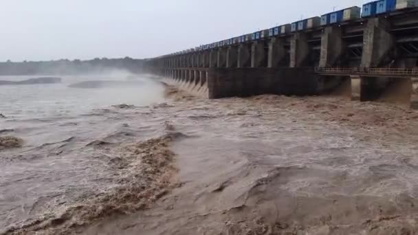 Descarga Agua Presa Una Planta Hidroeléctrica Para Evitar Desbordamientos — Vídeo de stock