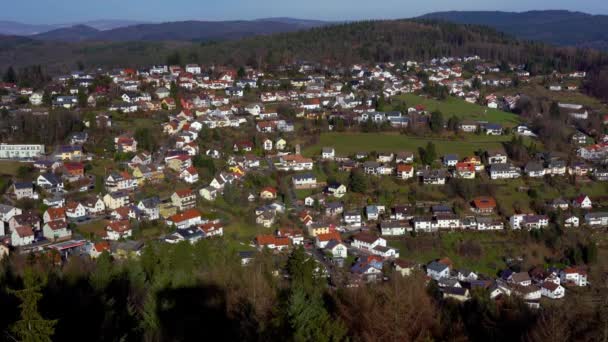 Almanya Nın Odenwald Ormanındaki Wilhelmsfeld Kırmızı Çatılarının Insansız Hava Aracı — Stok video