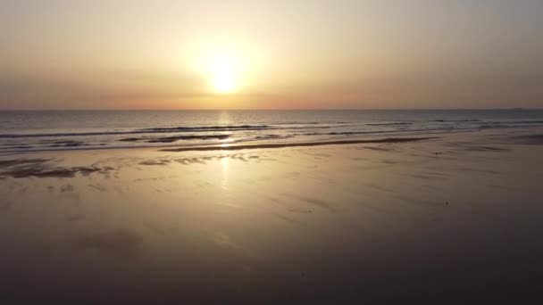 Ένα Βίντεο Ένα Όμορφο Ηλιοβασίλεμα Πάνω Από Κύματα Αφρού Που — Αρχείο Βίντεο