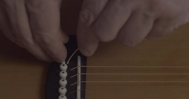 Aufnahmen Vom Herunterklappen Der Gitarrensaite Zeitlupe — Stockvideo
