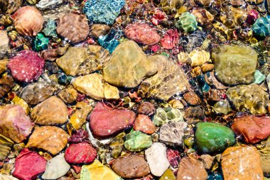 Suyun altındaki renkli kayaların yakın plan çekimi.