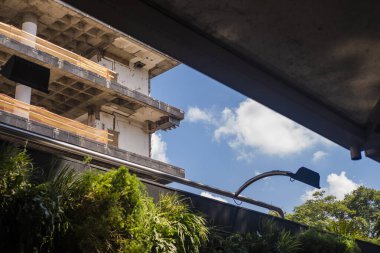 Köprünün altından inşaat halindeki bir binanın alçak açılı görüntüsü.