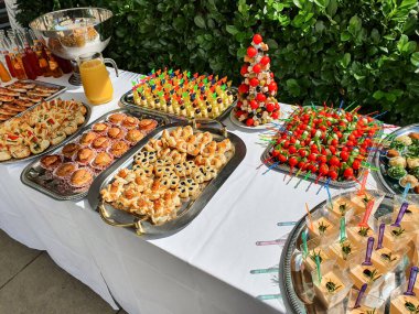 İtalyan aperatifleriyle dolu bir etkinlik masası