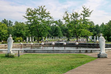 Fatima türbesi Holliston 'da Leydi Mary ve Fatima' nın çocuk heykellerinin güzel bir manzarası.