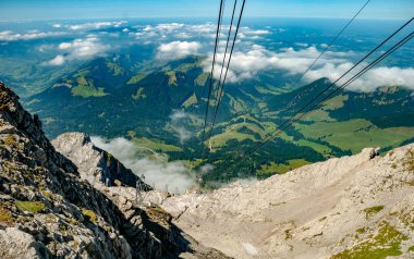 Teleferikten bulutlu dağlara güzel bir manzara.