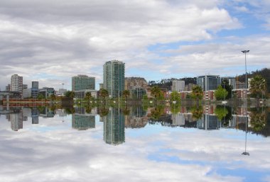 Mavi gökyüzünün ve nehirdeki binaların güzel bir yansıması.