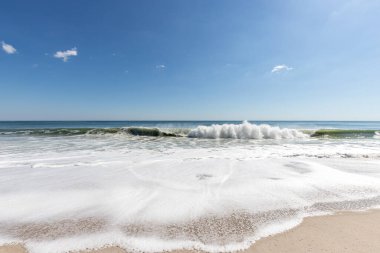 Sahil manzaralı beyaz dalgalar ve mavi gökyüzü Point Pleasant Beach NJ, ABD
