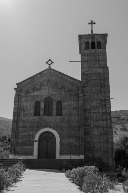 La Ligua 'daki kilise girişinin dikey görüntüsü. Siyah beyaz komün.