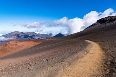 Haleakala Ulusal Parkı 'ndaki volkanik kratere doğru kayan kumlar.