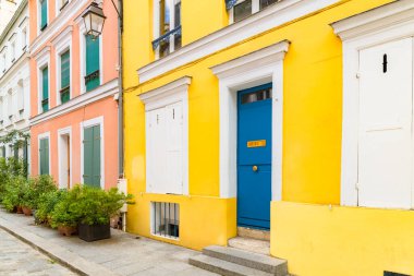 Paris, renkli ev Cremieux caddesi, tipik sokak.