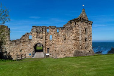 Mavi gökyüzüne karşı St Andrews Kalesi girişi. St Andrews, İskoçya, İngiltere.