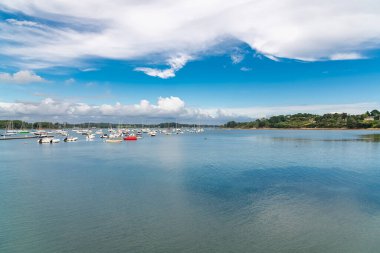 Brittany, Morbihan körfezindeki Ile aux Moines adası, yazın tipik bir liman.