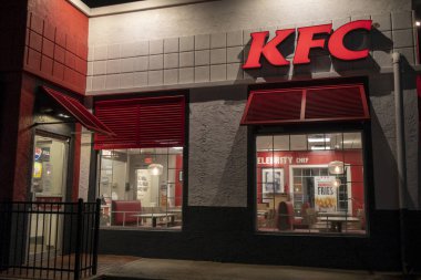 Augusta, Ga USA - 10: 18 21: Kentucky Fried Chicken restoranı gece logosu ve pencereler içeriye bakıyor