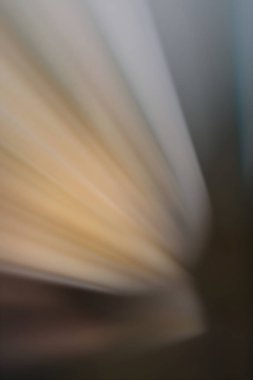 Bulanık hız çizgileri efektli soyut illüstrasyon.