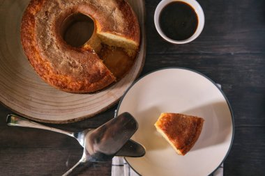 Lezzetli vanilyalı kek ve kahve Americano 'nun üst görüntüsü.