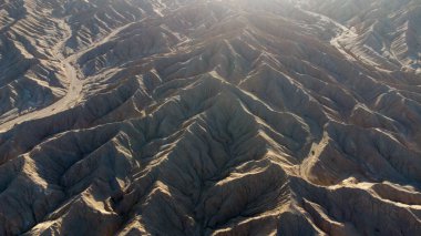 Dalga desenli kum tepelerinin havadan görünüşü