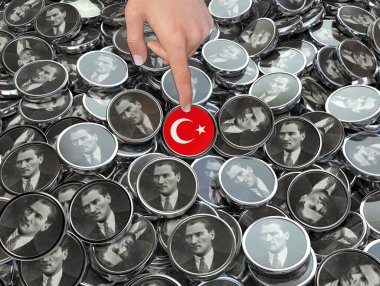 Bir Türkiye bayrağı ve Mustafa Kemal Atatürk simgelerini gösteren parmağın yakın çekimi