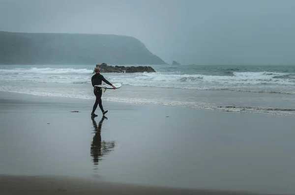Samiec Surfera Zmierzający Kierunku Morza Pembrokeshire Walii — Zdjęcie stockowe