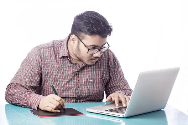 Bilgisayarında Dijital Tablet Stilus Kalemle Boyutlu Çizim Yapan Sanatçı Gözlüklere — Stok fotoğraf