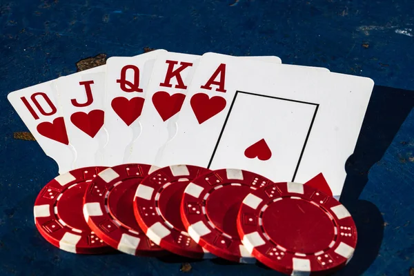 Closeup Stakke Poker Chips Med Penge Kort Bord - Stock-foto