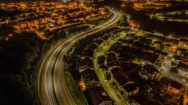 明るい街路灯と高速道路と夜の町の空中ビュー — ストック写真