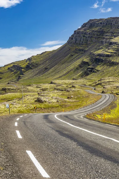 Une Route Sinueuse Sur Islande Par Une Journée Ensoleillée — Photo