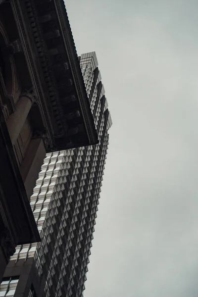 Una Foto Bajo Ángulo Rascacielos Moderno Con Ventanas Cristal Contra — Foto de Stock