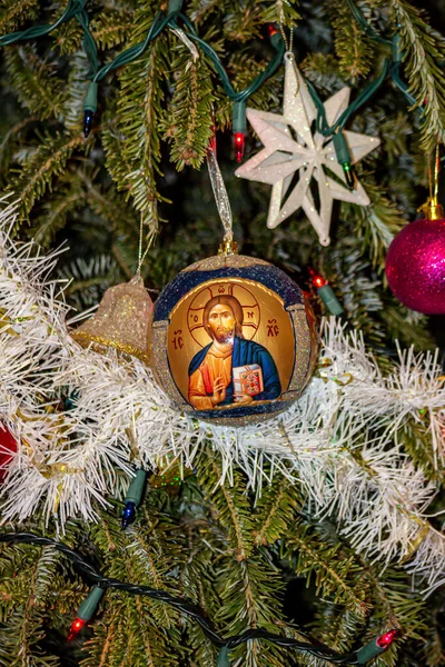 耶稣基督在圣诞树上画了一幅易变的画 — 图库照片
