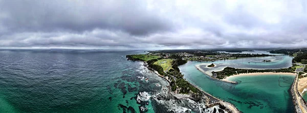 Vzdušný Panoramatický Výhled Korálovou Pláž Zamračeném Pozadí Oblohy — Stock fotografie