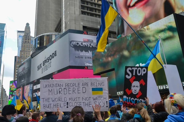 Participantes Seguram Bandeiras Ucranianas Para Mostrar Apoio Ucrânia Times Square — Fotografia de Stock