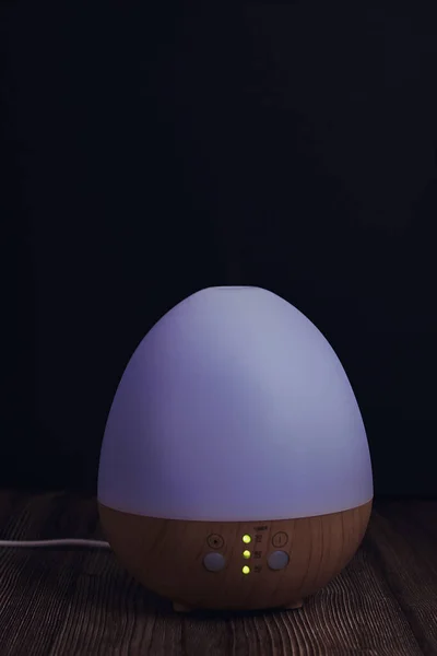 Une Lampe Humidificateur Forme Oeuf Isolée Sur Fond Noir — Photo