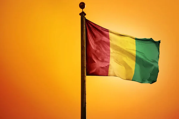 Die Nationalflagge Guineas Einem Fahnenmast Auf Orangefarbenem Hintergrund — Stockfoto