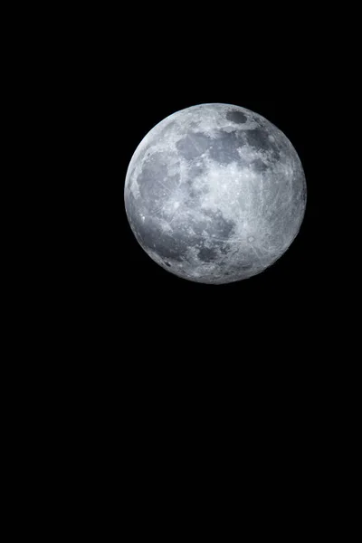 一轮美丽的满月映衬着漆黑的夜空 — 图库照片