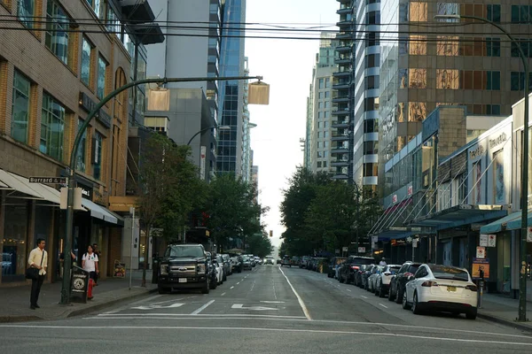 Una Vista Edificios Altos Una Calle Con Coches Modernos Centro —  Fotos de Stock