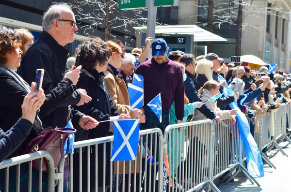 Eine Gruppe Von Menschen Mit Schottischen Fahnen Bei Der Feier — Stockfoto