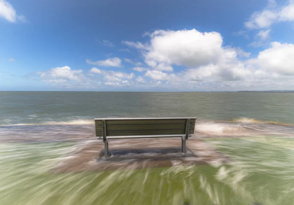 Tiro Exposição Longa Banco Uma Costa Durante Marés Extra Altas — Fotografia de Stock