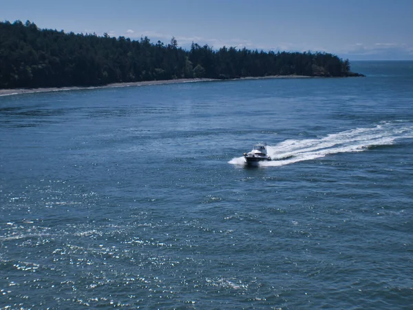 夏の間 島の近くの荒い海を航海するスピードボートの高速ショット — ストック写真