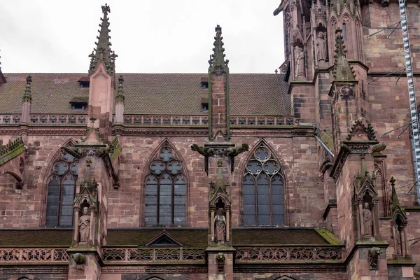 Szczegóły Wieży Posągów Fasadzie Katedry Freiburgu Słoneczny Dzień Niemczech — Zdjęcie stockowe