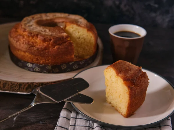 Eine Nahaufnahme Von Köstlichem Vanillekuchen Und Einer Tasse Kaffee — Stockfoto