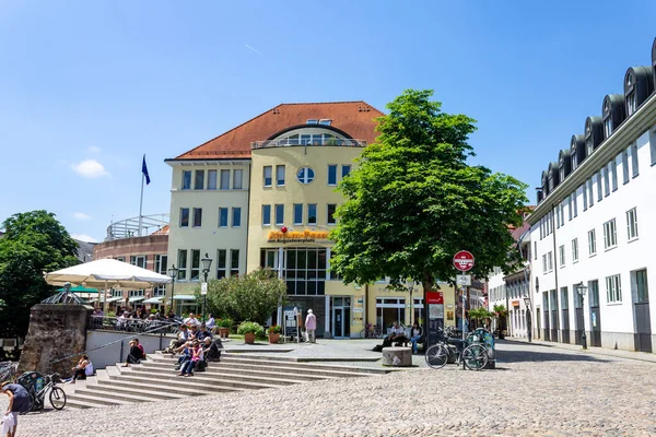 Eine Gruppe Entspannter Menschen Der Freiburger Innenstadt Deutschland Europa — Stockfoto