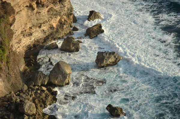 Uma Vista Panorâmica Uma Costa Ondulada Espumosa Acima Das Rochas — Fotografia de Stock