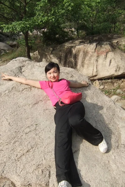 Una Ragazza Sdraiata Una Roccia Nella Valle Duijiu Pechino Cina — Foto Stock
