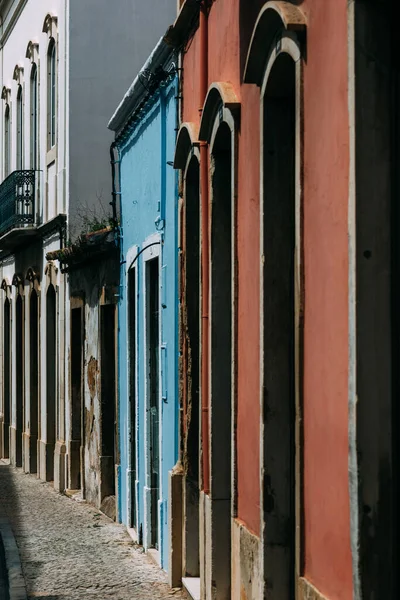 Eine Vertikale Aufnahme Blauer Und Roter Häuserfassaden Der Algarve Portugal — Stockfoto