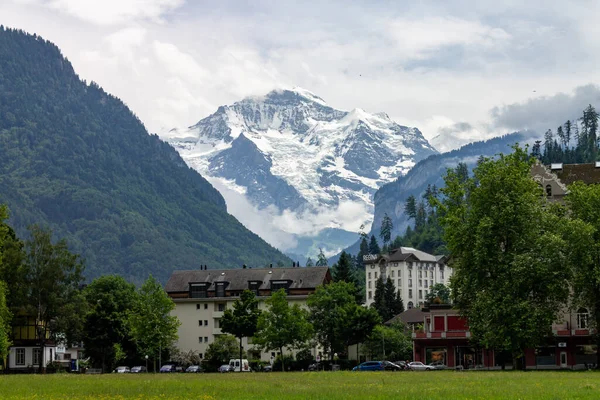 Beautiful View Town Buildings Green Mountains Jungfrau Switzerland — Stock Photo, Image